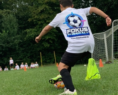 junge_mit_ball_personal_training_fussball